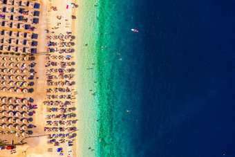 概念夏天假期视图惊人的空中视图令人惊异的海滩海滩雨伞绿松石清晰的水前视图太阳懒人伞桑迪海滩