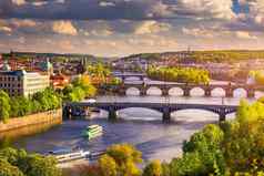 布拉格红色的屋顶打线圈历史小镇布拉格城市景观布拉格阳光明媚的一天红色的屋顶线圈查尔斯桥伏尔塔瓦河河背景布拉格czechia
