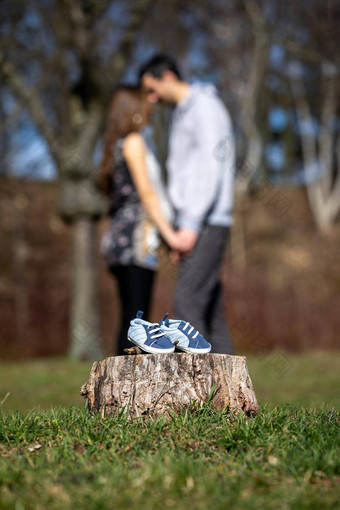 年轻的夫妇等待婴儿期待父母婴儿男孩鞋子概念准父母鞋子运动鞋父母预期婴儿妈妈爸爸未来婴儿鞋子