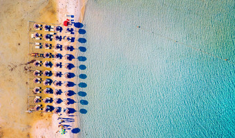 视图惊人的空中视图令人惊异的海滩海滩<strong>雨伞</strong>绿松石清晰的水前视图太阳便鞋<strong>雨伞</strong>桑迪海滩概念夏天假期