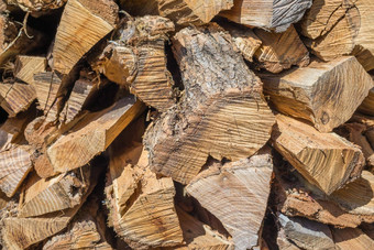 减少木柴火冬天减少日志火木准备好了块木加热木木材行业加热季节冬天季节可再生资源能源环境概念