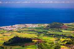 亚速尔全景视图自然景观美妙的风景优美的岛葡萄牙美丽的泻湖火山陨石坑绿色字段旅游吸引力旅行目的地亚速尔葡萄牙