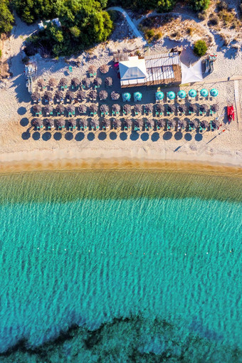 视图惊人的空中视图令人惊异的海滩海滩雨伞绿松石清晰的水前视图太阳便鞋雨伞桑迪海滩概念夏天假期