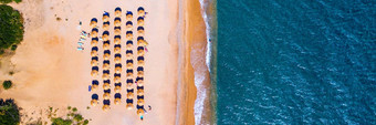视图惊人的空中视图令人惊异的海滩海滩<strong>雨伞</strong>绿松石清晰的水前视图太阳便鞋<strong>雨伞</strong>桑迪海滩概念夏天假期