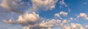 云蓝色的天空背景蓝色的天空背景云美丽的云蓝色的天空背景自然天气云蓝色的天空太阳
