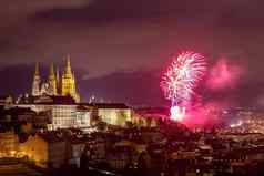 烟花小镇布拉格捷克共和国一年烟花布拉格czechia布拉格烟花一年庆祝活动维达斯大教堂布拉格捷克共和国