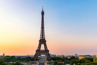 埃菲尔铁塔塔夏天巴黎法国风景优美的全景埃菲尔铁塔塔蓝色的天空视图埃菲尔铁塔塔巴黎法国美丽的夏天一天巴黎法国