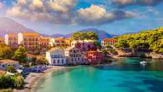阿村凯法利尼亚岛希腊绿松石彩色的湾地中海海美丽的色彩斑斓的房子阿村凯法利尼亚岛希腊爱奥尼亚岛巨头症阿村