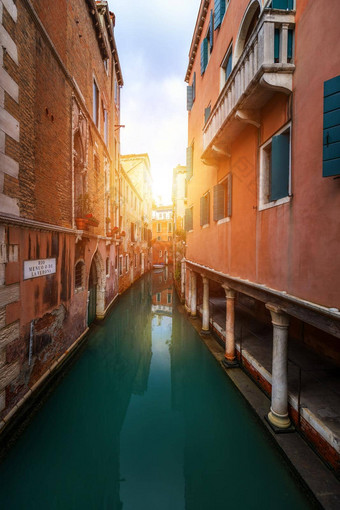 视图街运河<strong>威尼斯</strong>意大利色彩斑斓的外墙<strong>威尼斯</strong>房子<strong>威尼斯</strong>受欢迎的旅游目的地欧洲<strong>威尼斯</strong>意大利
