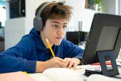 年轻的男孩电脑移动设备研究在线