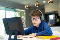 年轻的男孩电脑移动设备研究在线