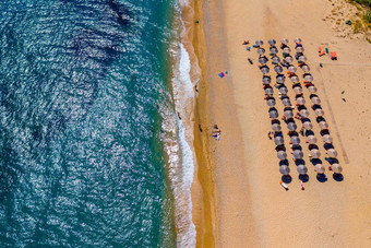 视图惊人的空中视图令人惊异的海滩海滩雨伞绿松石清晰的水前视图太阳便鞋雨伞桑迪海滩概念夏天假期