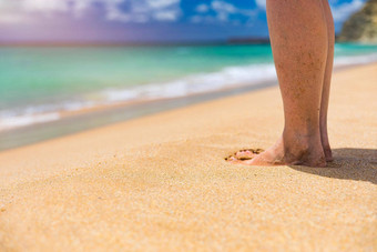 特写镜头腿年轻的女人站海海岸女人腿脚走沙子海滩海水背景女人站海滩波海