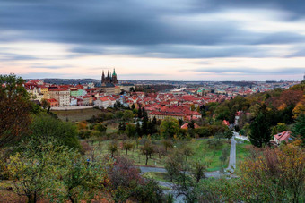 布拉格秋天景观布拉格秋天景观视图圣维达斯大教堂布拉格布拉格全景布拉格捷克共和国风景优美的秋天空中视图小镇红色的树叶czechia