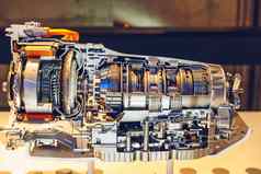 强大的引擎车内部设计引擎车引擎部分现代强大的车引擎概念现代车引擎孤立的