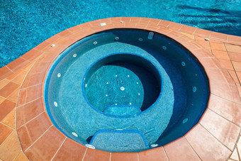 游泳池楼梯抓住酒吧梯蓝色的游泳池在游泳池边蓝色的清晰的水梯楼梯一边游泳池夏天概念