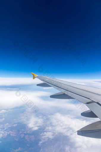 视图翼飞机飞行云高高度蓝色的天空乘客窗口飞行欧洲视图飞机飞机翼飞行蓝色的天空云