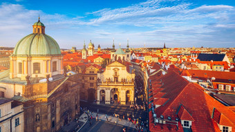 风景优美的夏天空中全景小镇体系结构布拉格捷克共和国红色的屋顶瓷砖全景布拉格小镇布拉格小镇广场房子传统的红色的屋顶czechia
