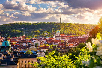 春天视图是公园布拉格捷克共和国春天布拉格布拉格美丽的是公园望风果园阳光阳光明媚的景观受欢迎的旅游目的地布拉格捷克共和国