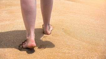 女人走光着脚海滩关闭腿年轻的女人走波海水沙子夏天海滩旅行概念女人走沙子海滩离开的足迹沙子