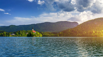 湖流血斯洛文尼亚美丽的山流血湖小朝圣之旅教堂著名的斯洛维尼亚语湖岛流血朝圣之旅教堂假设玛丽流血斯洛文尼亚