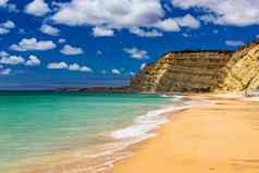 沙滩上港口给我拉各斯葡萄牙沙滩上港口给我长海滩拉各斯阿尔加夫地区葡萄牙美丽的金海滩包围令人印象深刻的岩石形成