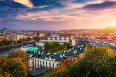 秋天视图查尔斯桥伏尔塔瓦河河布拉格捷克共和国秋天视图查尔斯桥布拉格小镇伏尔塔瓦河河是公园望风果园日落色彩斑斓的天空