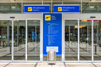 机场终端建筑门入口自动玻璃通过信息文本德国英语现代机场玻璃墙过道窗口通过终端入口自动玻璃门