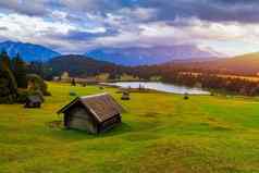 全景早....场景瓦根布鲁赫湖杰罗德湖湖楚格峰山范围背景令人惊异的秋天视图巴伐利亚阿尔卑斯山脉德国欧洲木小屋草地杰罗德湖湖