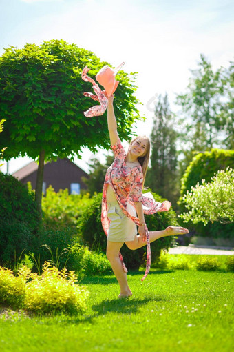 迷人的女孩光夏天背心裙围裙他走绿色公园享受温暖的阳光明媚的夏天天