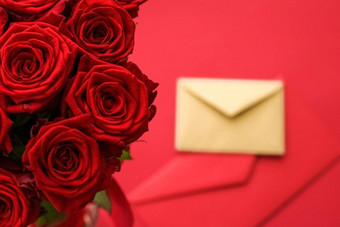 爱信花交付服务情人节一天奢侈品<strong>花束</strong>红色的玫瑰卡信封红色的背景
