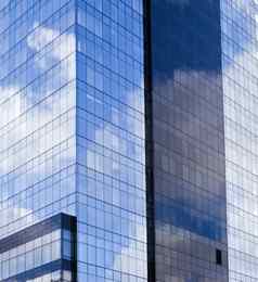 未来主义的办公室建筑蓝色的天空
