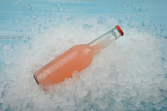 玻璃瓶粉红色的喝压碎冰