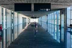 博德鲁姆机场米拉穆拉机场火鸡小女孩侧手翻锻炼无聊等待飞行
