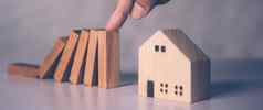 手商人停止风险首页块木安全投资保险真正的房地产财产规划策略贷款债务房子业务概念