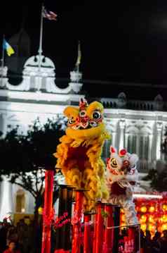狮子跳舞高跷执行中国人一年庆祝活动