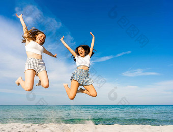 快乐学生女孩跳相机热带海滩享受夏天假期海海洋度假胜地幸福成功概念找到人才<strong>改善</strong>生活