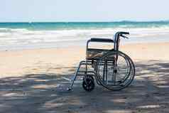 空轮椅沙子海滩