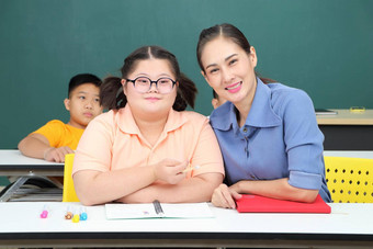 亚洲禁用孩子们自闭症孩子学习读写火车手手指肌肉老师教室桌子上