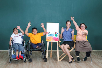 集团年轻的女孩残疾的人<strong>自闭</strong>症培训手手指肌肉画绘画水