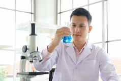 亚洲科学家化学家蓝色的液体化学测试管实验室