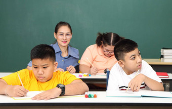 亚洲禁用孩子们<strong>自闭</strong>症孩子学习读写火车手手指肌肉老师教室桌子上