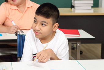 亚洲禁用孩子们自闭症孩子学习读写火车手手指肌肉老师教室桌子上