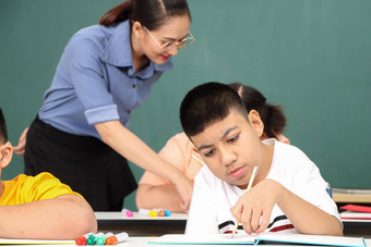亚洲禁用孩子们自闭症孩子学习读写火车手手指肌肉老师教室桌子上