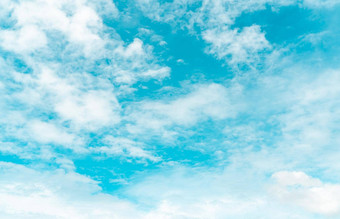 白色毛茸茸的云蓝色的天空软触摸感觉棉花白色蓬松的Cloudscape美自然特写镜头白色高积云云纹理背景天空阳光明媚的一天纯白色云