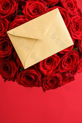 爱信花交付服务情人节一天奢侈品<strong>花束</strong>红色的玫瑰卡信封红色的背景