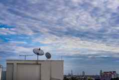 卫星菜天线前建筑城市区域多云的天空