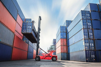 容器船加载进口出口运费运输行业运输起重机叉车提升盒子容器港口货物航运码头院子里物流运输船服务