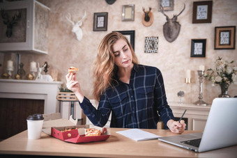 忙女商人工作首页工作表格桌子上移动PC时间吃业务女人企业家工作首页沟通忙任务工作生活方式