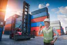 容器物流航运管理运输行业运输工程师控制步话机工人容器船厂业务货物船进口出口工厂物流